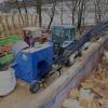 Über einem Förderband wurden die beiden Container in Uetzing mit Brennholz gefüllt. Über einem Förderband wurden die beiden Container in Uetzing mit Brennholz gefüllt.