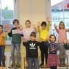 Die Schülerinnen und Schüler der Lichtenfelser Grundschule am Markt haben viele bunte Hände gestaltet. Darüber freut sich auch Rektorin Michaela Schell