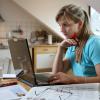 Die Arbeit im Homeoffice sollte gesund gestaltet werden – das AOK-Online-Programm hilft dabei.