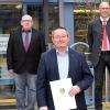Landrat Christian Meißner (hinten re.) verabschiedete (vorne v. li.) Helmut Zapf, Reinhold Schmidt und Jürgen Steinmetin den Ruhestand. Den guten Wünschen für die Zukunft schlossen sich der Leiter des Personalmanagements, Dieter Kratzert (hinten Mitte) und Personalratsvorsitzender Tobias Holley (hinten li.) an.