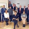 40 beziehungsweise 25 Jahre im Dienst der Sparkasse. Es gratulieren Vorstandsvorsitzender Dr. Martin Faber (stehend,  4. v. re.) und Roland Vogel, stellvertretender Vorstandsvorsitzender (hinten stehend, 3.v. li.) gemeinsam mit Sandra Storath, Unternehmensbereichsleiterin Vorstandsstab,Personal und Organisation (hinten stehend, 2. v. li.), und Personalratsvorsitzendem Johannes Kraus (hinten stehend, 5. v. re.).