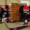 Die Kleiderkammer „Schnäppchen-Shop“ des Malteser-Hilfsdienstes Altenkunstadt, die 25 Jahre lang in einer Halle im Gewerbegebiet untergebracht war, verlässt ihren Stammsitz und wechselt auf die andere Mainseite. „Künftig sind wir in Burgkunstadt im Industriegebiet Seewiese anzutreffen“, verkündet Leiter Willi Fruck (re.). Der Umzug ist bereits in vollem Gange. Dankbar ist das Shop-Team den Kulmbacher Maltesern, die dafür ihren großen Lastwagen samt Fahrern zur Verfügung gestellt haben. Laut MHD-Ortsbeauftragtem Georg Vonbrunn (li.) ist die Neueröffnung in der Schuhstadt für das Frühjahr 2022 geplant.Text/
