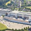 Blick von Osten auf den Logistikstandort Altenkunstadt und die für den Neubau des Shuttlelagers vorgesehenen Fläche im Vordergrund. Blick von Osten auf den Logistikstandort Altenkunstadt und die für den Neubau des Shuttlelagers vorgesehenen Fläche im Vordergrund.