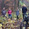 Gemeinsam wurde der zweite MTB-Trail im Landkreis Lichtenfels freigegeben von (v. li.) Betriebsleiter Sebastian Huth vom Herzoglich Bayerischen Forstgut Banz, Regionalkoordinatorin Andrea Musiol, der Leiterin des Kur- & Tourismus Service Bad Staffelstein, Anna-Maria Schneider, Landrat Christian Meißner und Marc Kober von der Mountain-Bike Community.