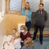 Da macht das Händewaschen Spaß: Kindergartenleiterin Ute Seelmann und ihre Stellvertreterin Tanja Aßmann (vorne) dankten Thomas Nikol für den Einbau und die Finanzierung der neuen Waschbecken.