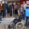 Das Redwitzer „Rolli Team“ mit Jürgen Feiner (vorne re.) und Bürgermeister Jürgen Gäbelein (hinten Mitte) vor dem AWO-Seniorenzentrum.