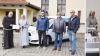 Hilfe für ein polnisches Waisenhaus: (li. Foto, v. li.) Pater Kosma Rejmer, Schwester Agnes, Leiterin des Waisenhauses, Kirchenpfleger Elias Popp, Kirchenverwaltungsmitglied Michael Höh aus Altenkunstadt und Philipp Besold, Kirchenverwaltung Burgkunstadt bei der Übergabe des Autos. Das rechte Bild zeigt Schwestern, Mitarbeiter und Kinder des Waisenhauses.
