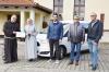 Hilfe für ein polnisches Waisenhaus: (li. Foto, v. li.) Pater Kosma Rejmer, Schwester Agnes, Leiterin des Waisenhauses, Kirchenpfleger Elias Popp, Kirchenverwaltungsmitglied Michael Höh aus Altenkunstadt und Philipp Besold, Kirchenverwaltung Burgkunstadt bei der Übergabe des Autos. Das rechte Bild zeigt Schwestern, Mitarbeiter und Kinder des Waisenhauses.