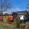 Der Schienenbus hält in Steinwiesen.
