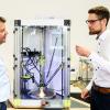 3D-Druck ist an der Hochschule Coburg in vielen Bereichen Thema: Bei Prof. Dr. Markus Stark (li.) hat beispielsweise Gründer Adrian Beetz (re.) in seiner Masterarbeit diesen innovativen 3D-Drucker entwickelt.