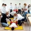 Die Lehrgangsteilnehmenden wurden unter anderem auch in die Durchführung eines fachgerechten Bodychecks nach schwerem Unfall unterwiesen.