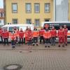 Die 15 frisch für den Sanitätsdienst ausgebildeten Kursteilnehmenden freuen sich gemeinsam mit BRK-Kreisgeschäftsführer Thomas Petrak (2. v. li.), Notärztin Dr. Nina Schneider (re.), BRK-Instruktor Rudolf Hanika (li.) sowie den BRK-Ausbildern Klaus Wrobl (3. v. li.) und Stefan Schütz (2. v. re.) über den erfolgreichen Lehrgang.