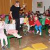 Die Kinder umringten den Marionettenspieler am Schluss des Stückes, von dessen Vorführung sie begeistert waren.