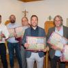 Der Lions Club präsentiert seinen Adventskalender: (v. li.) Karlheinz Wirth, Stephan Wilm, Johannes Morhard, Volker Hamann, Sebastian Lagarie, Clemens Muth und Walter Mackert