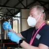 Wirtshausimpfen bei der Brauerei Lippert: Jede Impfdosis bereitete Rainer Witzisk vom Lichtenfelser Impfzentrum sorgfältig vor.
