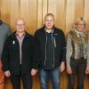 Schützenmeister Erwin Kalb gratuliert den erfolgreichen Sportschützen Frank Fischer, Frank Wellmann, Frank Beyer, Gudrun Ansilewski, Harald Goch und Sportleiter Christian Thiel (v. li.).