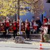 Beim Standkonzert zur Oberlangheimer Kirchweih spielten die Leuchsentaler Musikanten auf dem Dorfplatz vor dem Brunnen auf.