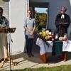 Pfarrer Gundolf Beck (re.) und Diakon Rainer Daum (li.) gestalteten den ökumenischen Erntedankgottesdienst, zu dem die Projektgruppe „In der Heimat wohnen“ die Senioren in den Innenhof der Altenkunstadter Kreuzbergkirche eingeladen hatte. Quartiersmanagerin Angela Lohmüller (Mi.) informierte über die Initiative „Fahrrad-Rikschas für Oberfranken“, für die die Kollekte der Feier bestimmt war.