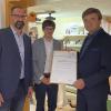 Obermeister Thomas Ludwig (Mitte) gratulierte im Namen der Handwerkskammer zum Jubiläum der Firma EP Rosenbauer. Er überreichte eine Urkunde an die beiden Geschäftsführer Udo (re.) und Tino Rosenbauer.