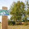 Zwei weiße Bäume auf grünem Grund führen auf der „Hül- und Lindenrunde Wonsees“ von Sanspareil aus über die Dörfer Klein- und Großenhül. Zwei weiße Bäume auf grünem Grund führen auf der „Hül- und Lindenrunde Wonsees“ von Sanspareil aus über die Dörfer Klein- und Großenhül.
