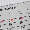 Rote Punkte markieren den Zyklus einer Frau auf einem Kalender.