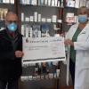 Katja Enders überreicht den symbolischen Scheck an Dr. Rudolph.