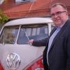 Siegfried Russwurm sammelt alte Autos wie diesen VW-Bus der ersten Generation. Wenn ihmein Ersatzteil fehlt, kann der 3-D-Druck helfen.