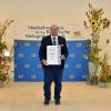 Metzgermeister Frank Reuther (Mi.) erhielt im Beisein von Landesinnungsmeister Konrad Ammon jun. den Staatsehrenpreis von Ministerin Michaela Kaniber.