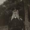 Johann Hofmann, genannt der „rued Schuesde“, war der Polizeidiener, der „Dorfschandarm“  in Altenkunstadt. Eine Aufnahme von 1911.