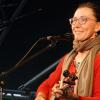 Mit Songs wie „Ich bin so mittel“ oder „Nix wie weg“ thematisierte Martina Schwarzmann im Kurpark tatsächliche oder fiktive Erlebnisse im Alltag.