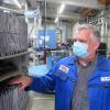 Benjamin Hübner ist zuständig für die Produktentwicklung: Beim Rundgang durch die Produktionshallen erklärte er die Aufgaben der Platten in den Starterbatterien. Benjamin Hübner ist zuständig für die Produktentwicklung: Beim Rundgang durch die Produktionshallen erklärte er die Aufgaben der Platten in den Starterbatterien.