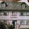 Der letzte Bader Eberth (li.) vor seinem Haus. Der letzte Bader Eberth (li.) vor seinem Haus.