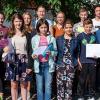 Den 1. Platz unter allen oberfränkischen Gymnasien bei der Haussammlung für den Volksbund Deutsche Kriegsgräber erreichten die Schülerinnen und Schüler des Gymnasiums Burgkunstadt zum wiederholten Male. Stolz nahmen sie ihre Geschenke und die Urkunde entgegen, die ihnen der Obmann des Volksbunds Deutsche Kriegsgräber, Herr Fischer (li.), überreichte. Der Erlös der Kriegsgräber-Haussammlung und des Kerzenverkaufs brachte ihnen in diesem Schuljahr zum wiederholten Male den ersten Platz unter allen oberfränkischen Gymnasien und einen Spitzenplatz in ganz Bayern ein. Mit ihnen freuen sich die Schulleiterin Lydia Münch (re.) sowie die betreuenden Lehrkräfte Brigitte Herold (3. v. li.) und Sandra Weber (10. v. li.).