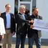 Große Spende für die Jugendarbeit der Stadt: Jan Ispeert überreicht im Beisein von (von li) Emmy Zeulner, Heidrun Piwernetz (Reg. Präsidentin von Oberfranken), Dr. Klaus Eichhorn und Prof. Christian Urban einen 5000 Euro Scheck an den amtierenden Bürgermeister Hans Josef Stich.