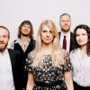 Ein Sommerkonzert zum Mitwippen und ein Wiedersehen mit „Miss Sophie & the Groove“ gibt es am Freitag, 27. August, um 19.30 Uhr im Innenhof von Marktplatz 10 in Lichtenfels. Im Mittelpunkt der jungen Band aus dem Würzburger Raum steht die junge Sängerin Sophia Weinberger (Mitte) mit ihrem unverwechselbaren Soul in der Stimme. Begleitet wird sie von erfahrenen Musikern mit Wurzeln in den verschiedensten Stilrichtungen, die auf langjährige Banderfahrungen der unterschiedlichsten Genres zurückgreifen können. Dabei werden bekannte Popnummern verjazzt, gerockt, mit Soul belebt und mit viel Spielfreude völlig neu interpretiert. So entsteht ein musikalisches Gesamtkunstwerk, welches das Publikum zum „Mitgrooven“ einlädt. Tickets für die Veranstaltung gibt?s bei der Tourist-Information, Bamberger Straße 3a, ? (09571) 795101 sowie online unter www.flecht-kultur-sommer.de.Text/
