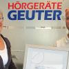 Tim Bachmann trat nach bestandener Mittlerer Reife im August 1996 in die Firma „Hörgeräte Geuter“ ein. Hier konnte er seinen Berufswunsch verwirklichen und begann in Coburg seine Ausbildung zum Hörgeräteakustiker. Bereits 2003 besuchte er die Meisterschule, schloss seinen Hörakustik-Meister mit gutem Erfolg ab und leitet seitdem „sein“ terzo-Zentrum Hörgeräte Geuter in der Bamberger Straße 16 in Lichtenfels. Als ausgebildeter Pädakustiker betreut und versorgt Bachmann Kinder. Er absolvierte zahlreiche Fortbildungen. Geschäftsführerin Jessica Heß und die Handwerkskammer für Oberfranken dankten Bachmann für 25 Jahre Firmentreue.