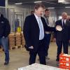Der geschäftsführende Direktor Ludwig Weiß (Mitte) bei einer Führung durch die Milchwerke.Archiv