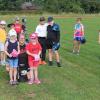 Einen amerikanischen Tag erlebten 18 Jungen und Mädchen aus den LandkreisenKronach und Lichtenfels auf dem Baseballfeldder „Franken Rebels“ in Küps-Burkersdorf. Gespanntwarteten alle – mit einem Baseballhandschuh ausgestattet – auf denStart.