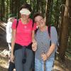 Das Laufen durch den Wald mit verbundenen Augen ist für Katja Thierauf (li.) eine neue Erfahrung. Ihre Freundin Brigitte Ammon führt sie an der Hand. Das Laufen durch den Wald mit verbundenen Augen ist für Katja Thierauf (li.) eine neue Erfahrung. Ihre Freundin Brigitte Ammon führt sie an der Hand.