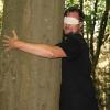 Michael Rost umarmt einen Baum. „Das gibt einem einen starken Halt“, sagt der 43-jährige. Michael Rost umarmt einen Baum. „Das gibt einem einen starken Halt“, sagt der 43-jährige.