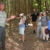 6 Frauen und Männer nehmen am Waldbaden teil. Waldpädagoge Stefan Hanke erzählt ihnen Wissenswertes über den Wald.