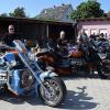 Sorgsam aufgereiht stehen die Boss-Hoss-Maschinen da. Sie boten beim Drei-Länder-Treffen in Weidnitz einen imposanten Anblick.