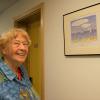Die Besucherin Irmgard Malter aus Erlangen findet die Karikaturen der Ausstellung „sehr treffend.“