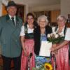 Schützenmeister Erwin Kalb, Damenleiterin Michaela Brandmeier (v. li.) und Ehrenmitglied Elke Jäkel (re.) von der Scharfschützengesellschaft Lichtenfels gratulierten Ruth Müller zum 102. Geburtstag und bedankten sich für ihre 70-jährige Mitgliedschaft bei den Schützen.