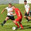SCW-Rückkehrer Dominik Fischer (rechts) mit Zug zum Tor. Der Neufanger Felix Wich versucht vergeblich zu stören.