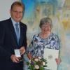 Hella Klumpp aus Küps erhielt von Wissenschafts- und Kunstminister Bernd Sibler das Bundesverdienstkreuz am Bande, wozu ihr Bürgermeister Bernd Rebhan (li.) im Küpser Rathaus gratulierte.