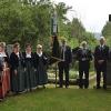 Vergangenes Wochenende wäre Schützenfest gewesen. Dazu gehörte auch traditionsgemäß die Totenehrung der Schützengesellschaft. Zwar konnte das Schützfest aufgrund der Pandemie nicht stattfinden, dennoch kamen jüngst die Schützenbrüder und -schwestern um 2. Schützenmeister Gerd Dressel auf dem Friedhof zusammen, um ihrer in der Coronazeit verstorbenen Mitglieder zu gedenken. Diese waren Dr. Herbert Wagner, Harald Gick, Edwin Krieg und Reinhold Göhl. Ein gemeinsames Vaterunser und ein Ehrensalut durch die Böllerschützen beschlossen die Gedenkfeier. Im Schießhaus trafen sich die Schützen noch zu einem gemeinsames Kaffeetrinken.Text/