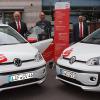 Die Sparkasse Coburg Lichtenfels spendete je einen „VW up!“ an die Caritas-Sozialstation Burgkunstadt und an die Frühförderung des HPZ der Caritas, v.li.: Jasmin Schlee, Leiterin der Sozialstation, Sparkassendirektor Roland Vogel, Dr. Benjamin Schmidt vom HPZ, Stefan Schneyer von der Sparkasse, Caritas-Verwaltungsleiter Philipp Gernlein und Heidi Eschenbacher-Müller, Leiterin der Frühförderung.