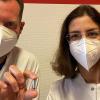 Der Chefarzt der Abteilung Kardiologie am Klinikum Coburg, Dr. med. Christian Mahnkopf, PhD, zeigt zusammen mit PD Dr. med. Sonia Busch, leitende Oberärztin der Elektrophysiologie der Abteilung Kardiologie, den neuen Herzschrittmacher.