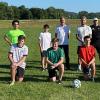 Der Vorsitzende des FC Baiersdorf, Wolfgang Krauß (hinten, Mitte), daneben U21 Europameister Niklas Dorsch und der Baiersdorfer Trainer  Stefan Betz mit den C-Juniorenmannschaft.